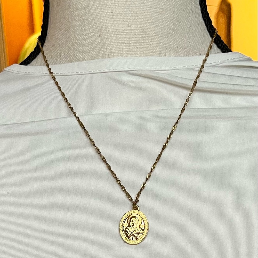 Gold tone chain & religious pendant
